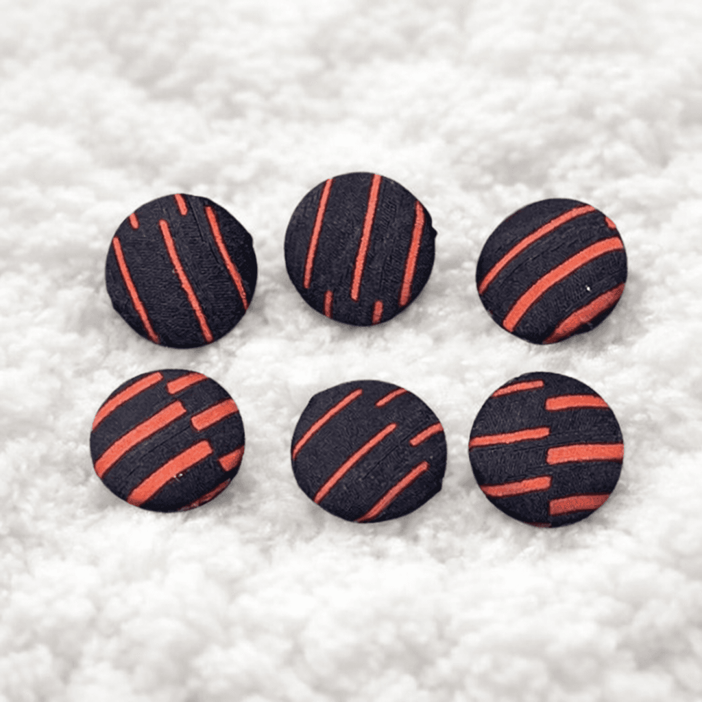 【1.8cm 6個セット】 正絹ヴィンテージ着物のくるみボタン / 黒×赤 / アクセサリー・手芸材料に1枚目の画像