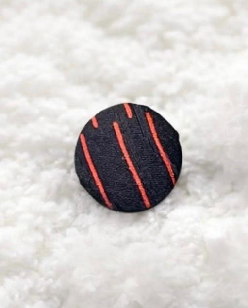 【1.8cm 6個セット】 正絹ヴィンテージ着物のくるみボタン / 黒×赤 / アクセサリー・手芸材料に | 3枚目