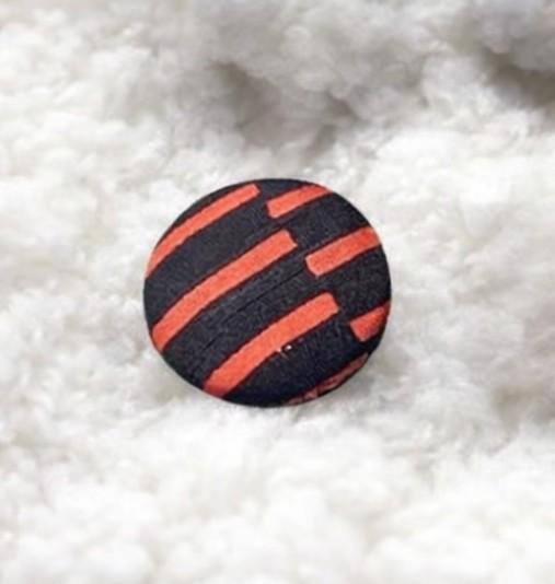 【1.8cm 6個セット】 正絹ヴィンテージ着物のくるみボタン / 黒×赤 / アクセサリー・手芸材料に | 4枚目