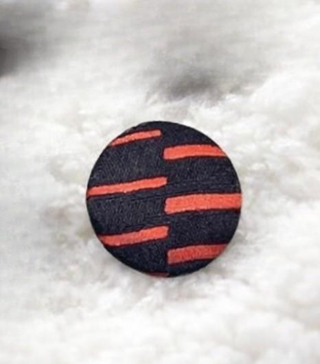 【1.8cm 6個セット】 正絹ヴィンテージ着物のくるみボタン / 黒×赤 / アクセサリー・手芸材料に | 8枚目