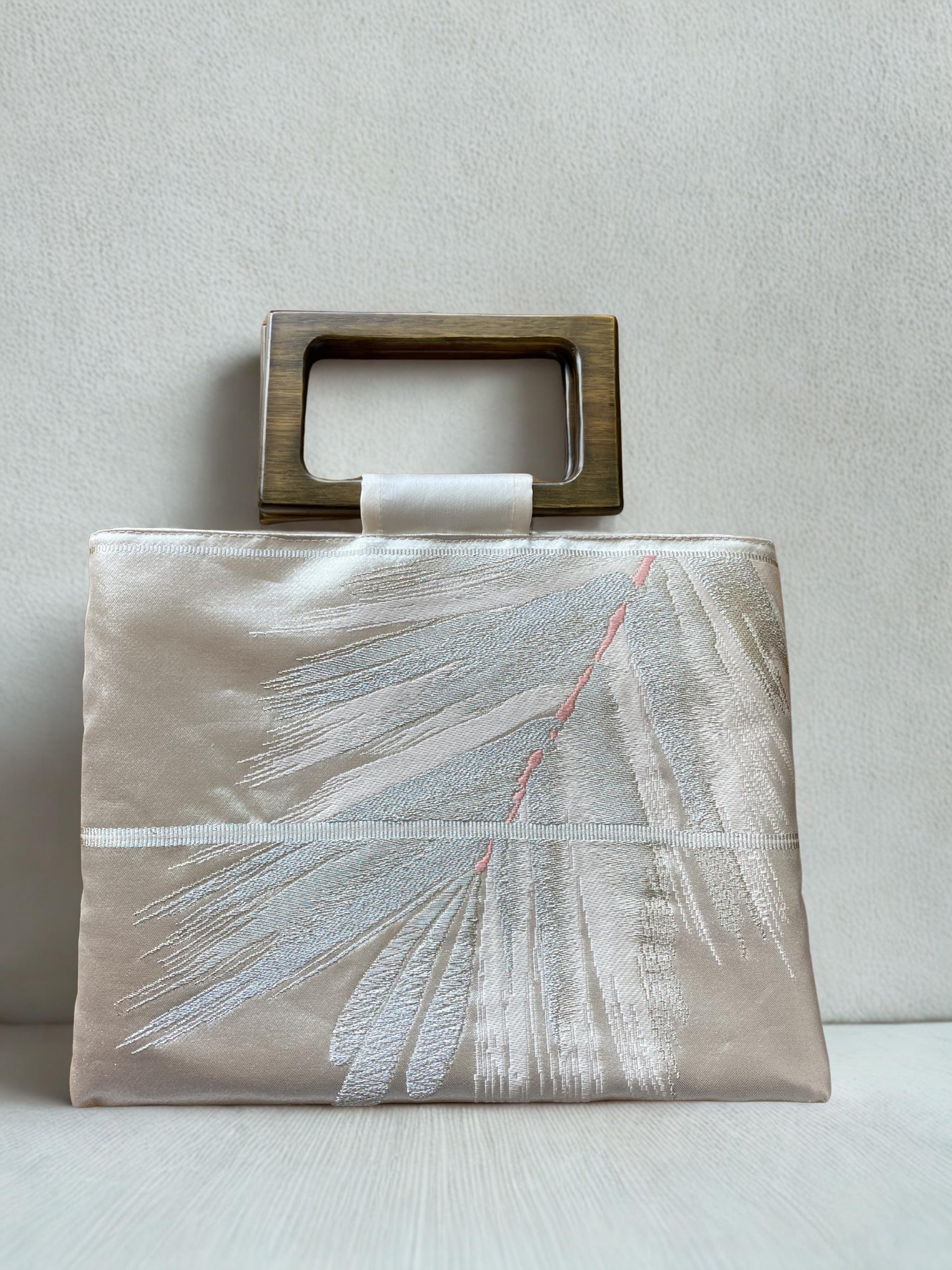 ホワイトゴールド葉柄バッグ｜帯リメイク  大サイズ 和モダン 【一点物】 | 2枚目