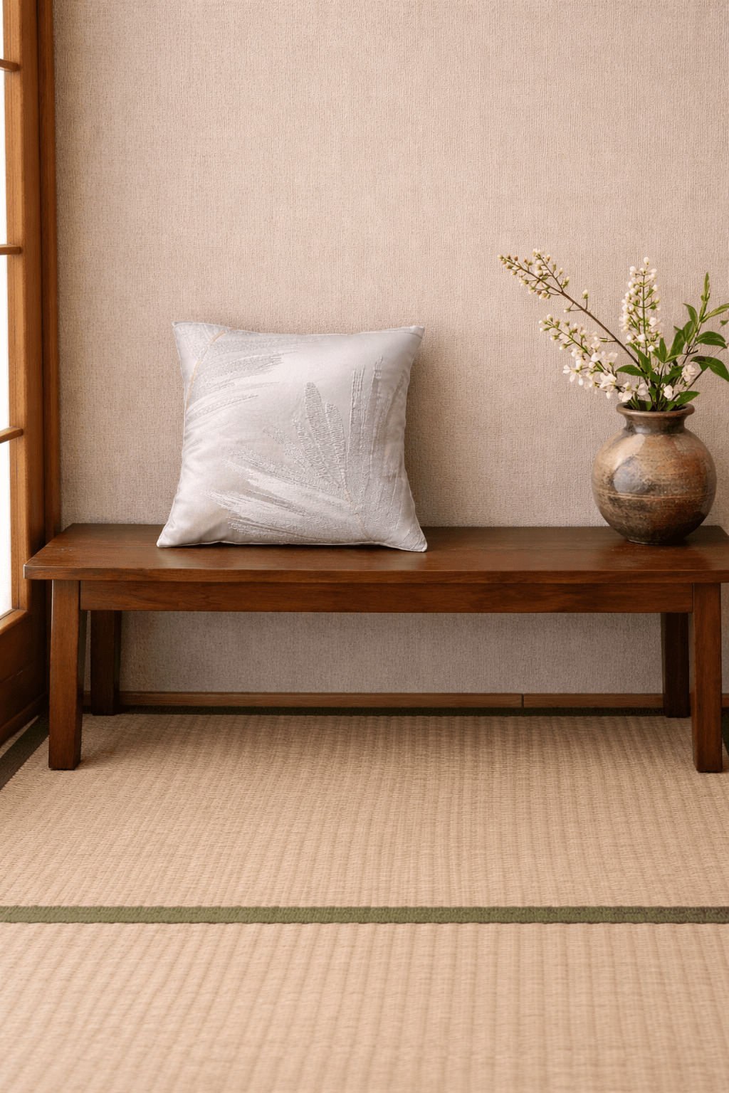 【一点物 選べる柄】帯リメイク クッションカバー 30cm✖️30cmホワイトゴールド 葉柄 和モダン インテリア1枚目の画像