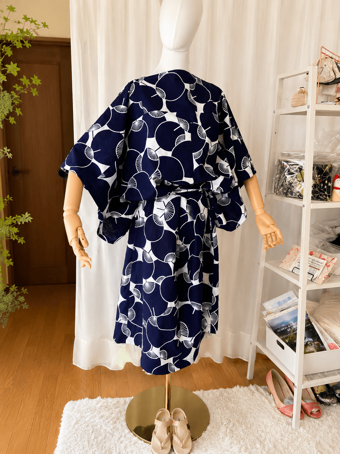 浴衣リメイク ワンピース｜紺白うちわ柄｜綿100％｜夏の羽織にもなる一点もの｜ビンテージ浴衣のため訳あり・シミあり